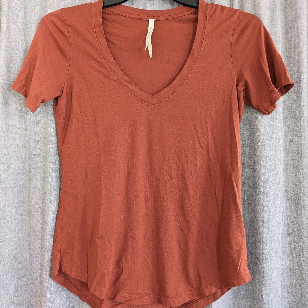 Workout Athleisure Top The Group Babaton Womens S Brick Red T-Shirt V Neck